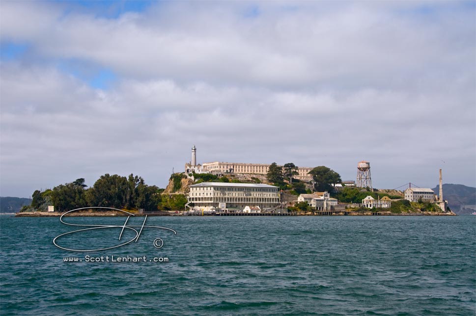 party boats go past alcatraz island